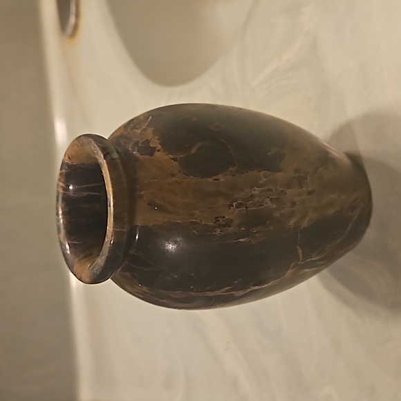 Beautiful solid granite vase - Picture 2 of 6